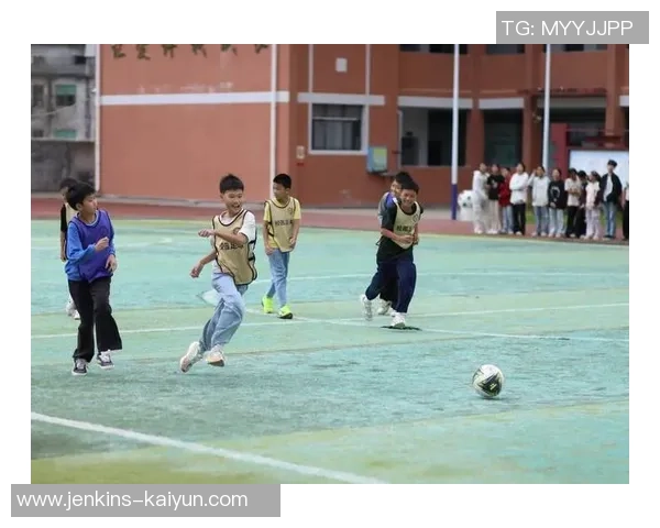 踢足球的乐趣与团队精神的培养在校园生活中的重要性